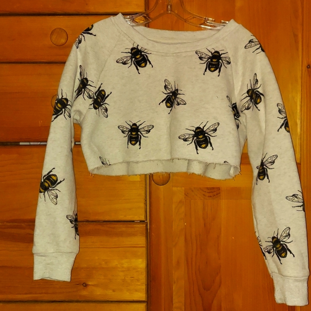 Cute crop bee print crew neck woman's sweater. Size medium.